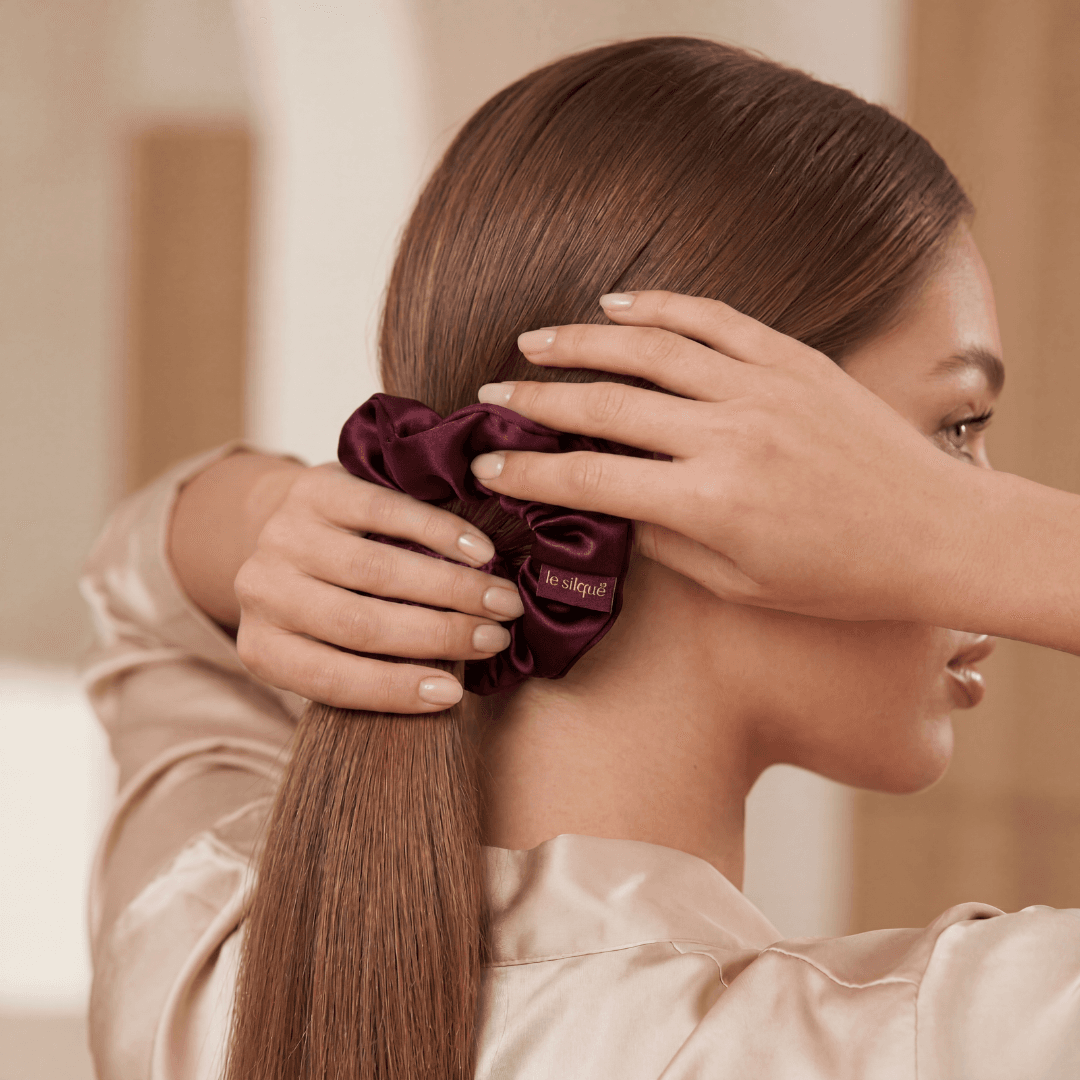 Jedwabna gumka do włosów scrunchie w kolorze burgundowym , marka Le Silque