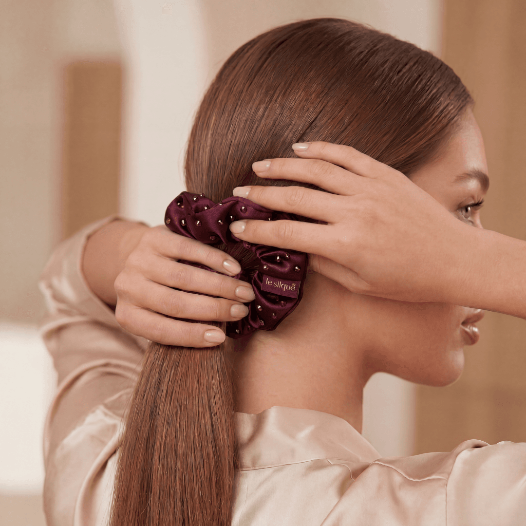 Jedwabna gumka do włosów scrunchie w kolorze burgundowym z drobnymi kryształkami, marka Le Silque