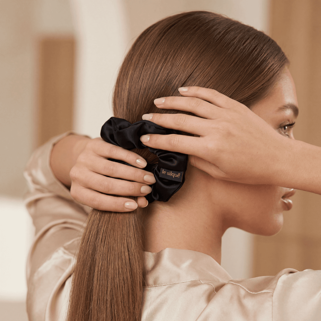 Jedwabna gumka do włosów scrunchie w kolorze czarnym , marka Le Silque