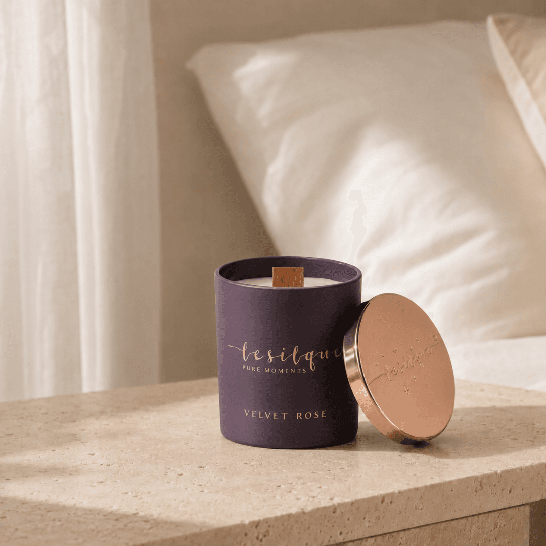Świeca sojowa Velvet Rose 300g w fioletowym szkle z drewnianym knotem i pokrywką rose gold, marka Le Silque