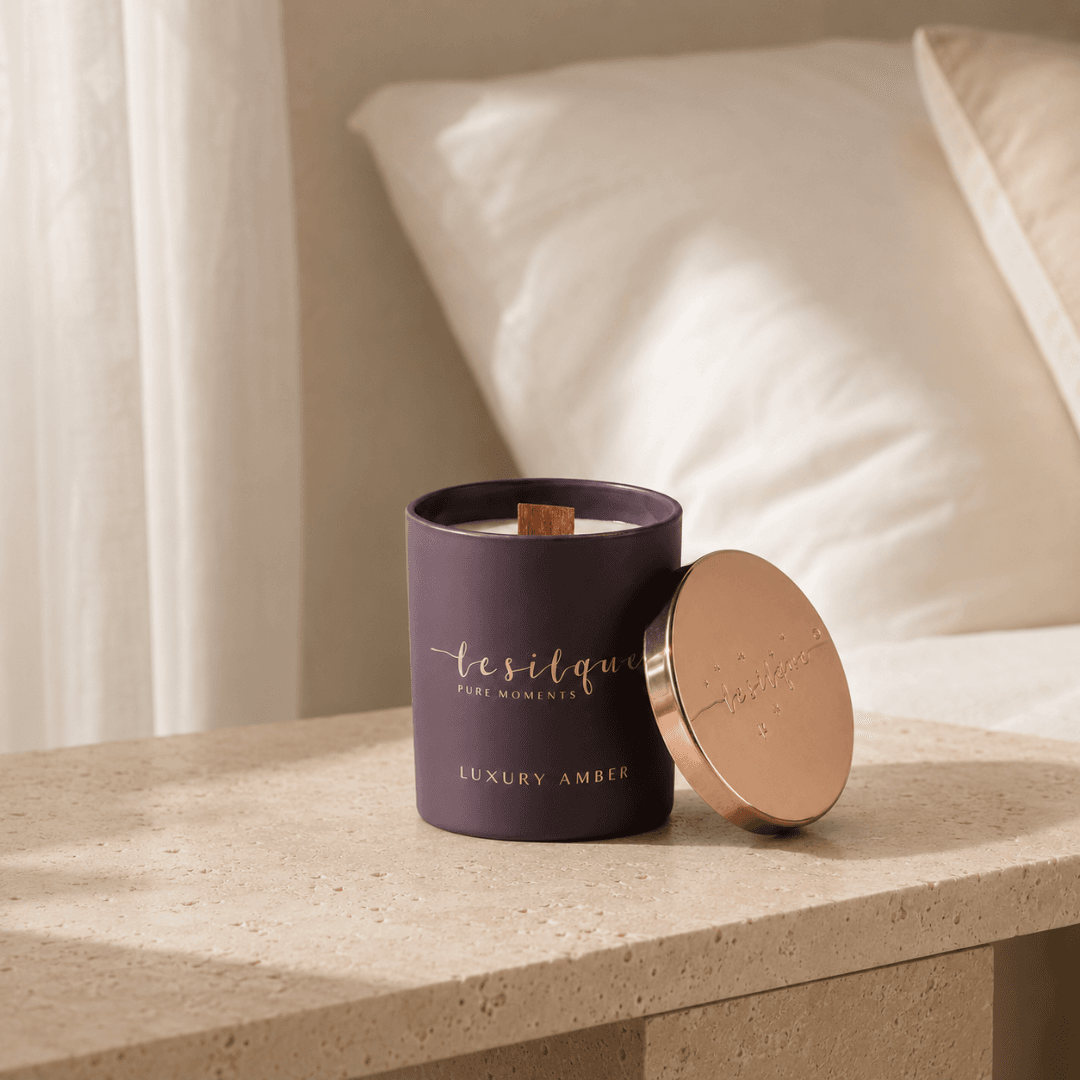 Świeca sojowa luxury amber 300g w fioletowym szkle z drewnianym knotem i pokrywką rose gold, marka Le Silque